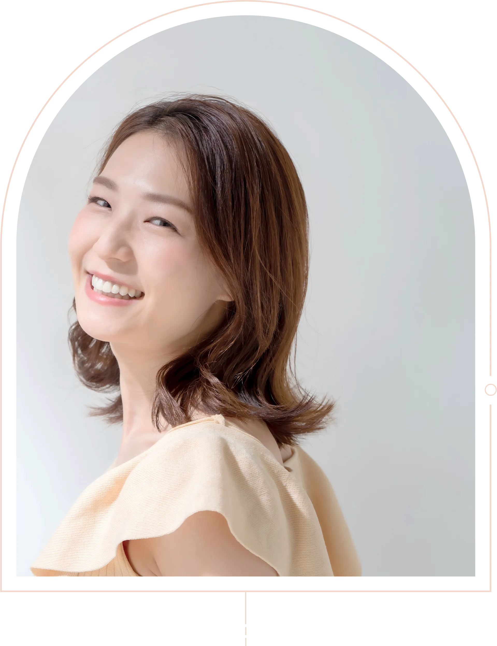 笑顔の女性の写真